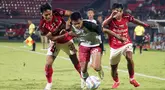 Pemain Persija Jakarta, Aji Kusuma (tengah) berebut bola dengan pemain Bali United, I Made Andhika Pradana Wijaya (kiri) dan Rahmat Arjuna Reski pada laga lanjutan Grup B Piala Presiden 2024 di Stadion I Wayan Dipta, Bali, Jumat (26/07/2024). (Dok. Persija Jakarta)