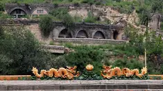 Suasana rumah yang ditinggalkan penduduknya di daerah dekat sebuah tambang batu bara di Kouquan kotapraja Datong, Provinsi Shanxi, Tiongkok, (1/8).Lahan ini ditinggalkan karena kondisi geologinya tidak baik lagi untuk ditinggali. (REUTERS/Jason Lee)