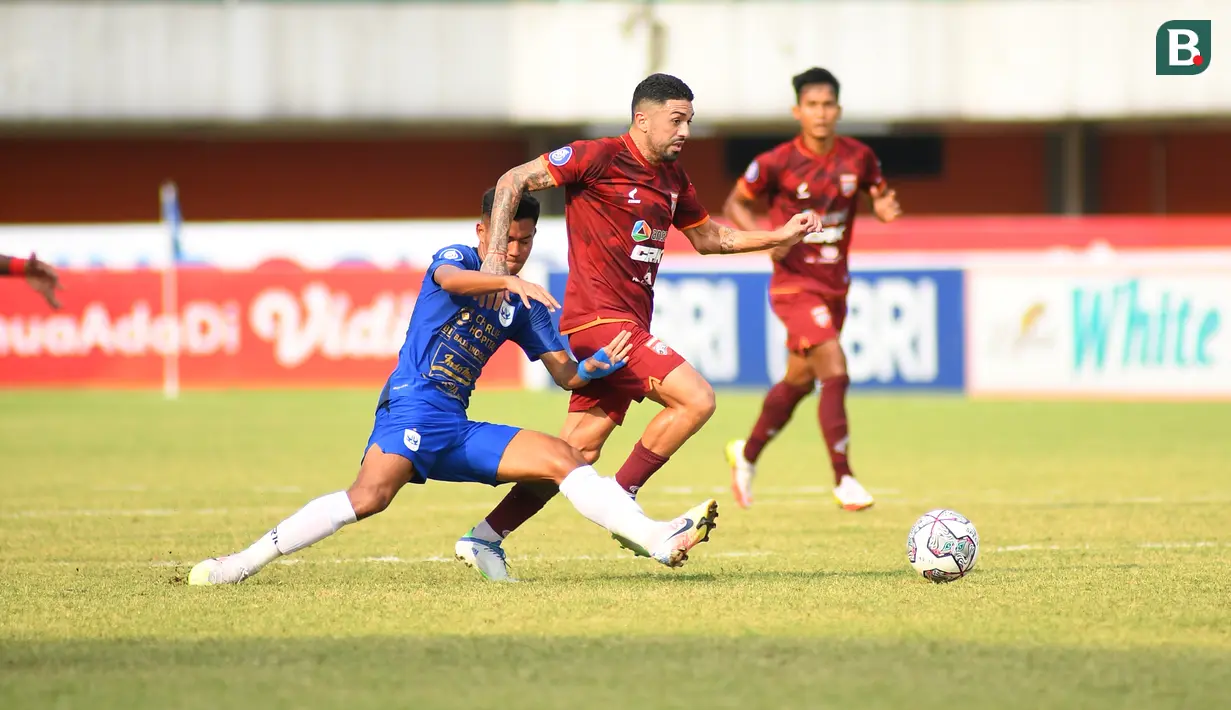 PSIS dan Borneo FC sama-sama bermain terbuka sejak awal babak pertama dimulai. Jual beli serangan pun tak terelakan. Meski demikian, babak pertama pada laga ini berakhir tanpa gol. (Bola.com/Nandang Permana)