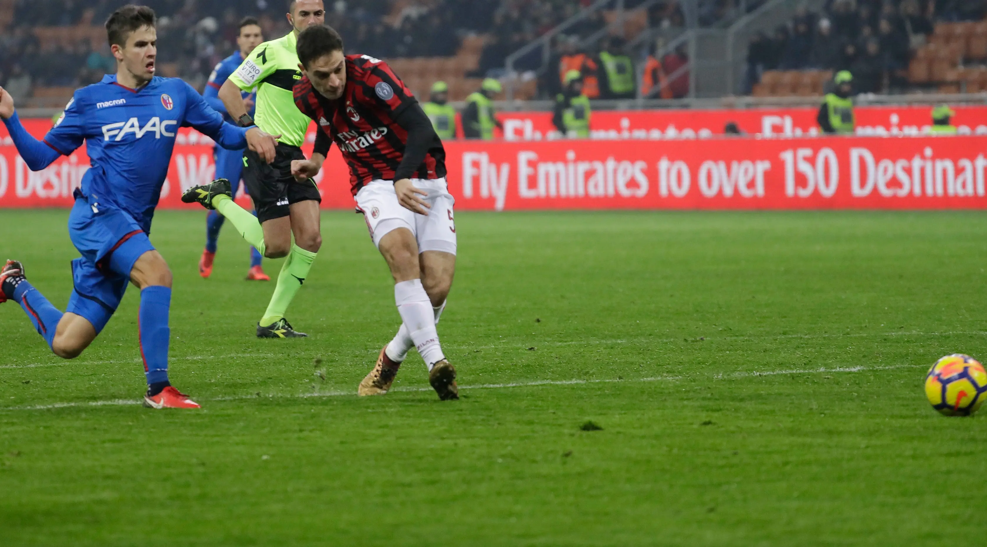 Pemain AC Milan, Giacomo Bonaventura berusaha mencetak skor kala menjamu Bologna dalam lanjutan pekan ke-16 Liga Italia di Stadion San Siro, Senin (11/12) dini hari. AC Milan buka puasa kemenangan setelah mengalahkan Bologna 2-1. (AP Photo/Luca Bruno)