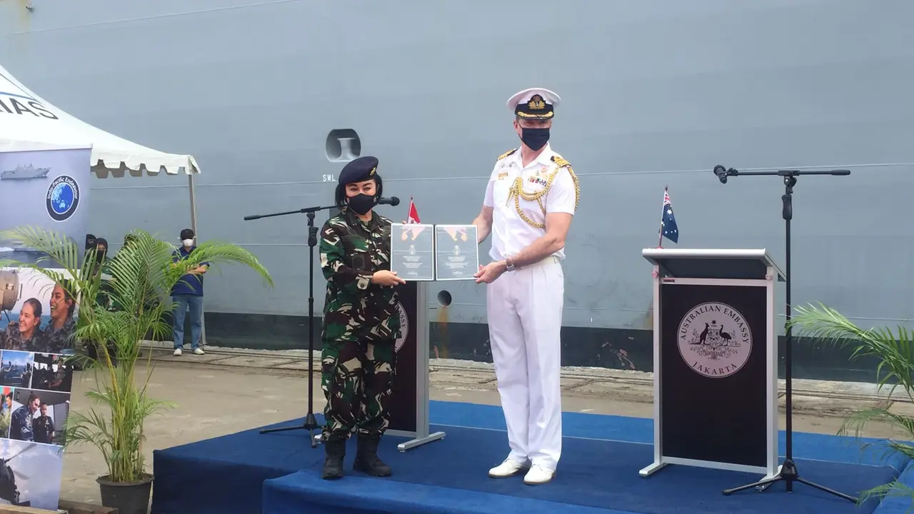 Kolonel Lusiana P menerima bantuan secara simbolik dari tentara Australia untuk keluarga korban KRI Nanggala.