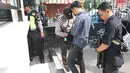 Personel kepolisian mengecek barang bawaan pengunjung yang masuk ke Pengadilan Negeri Jakarta Selatan, Jumat (22/6). Pengamanan berlapis diberlakukan pada sidang pembacaan vonis terdakwa terorisme Aman Abdurrahman. (Liputan6.com/Angga Yuniar)
