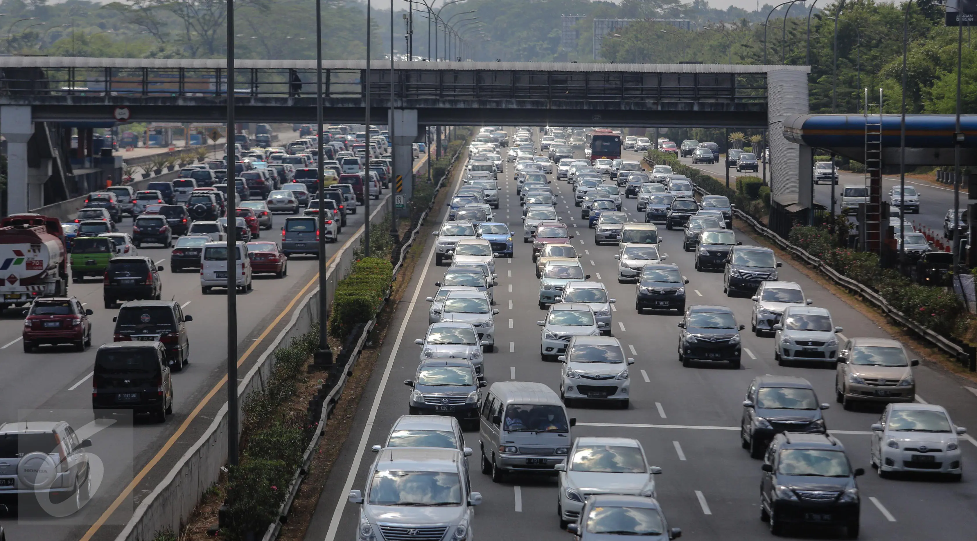 Sejumlah mobil melintas di Tol Jagorawi, Jakarta, Jumat (17/7/2015). Libur Idul Fitri dan cuti bersama dimanfaatkan warga Jakarta dan sekitarnya untuk bersilaturahmi dan berwisata bersama keluarga di sejumlah tempat wisata. (Liputan6.com/Faizal Fanani)