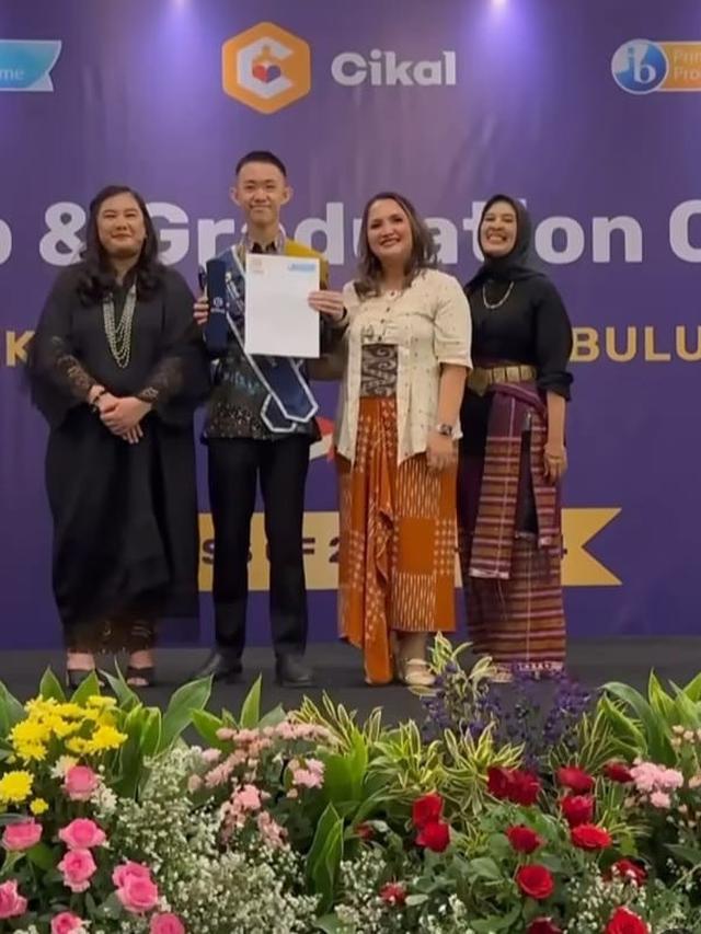 Potret wisuda Manuel anak bungsu Indy Barends (Sumber: Instagram/@indybarends)