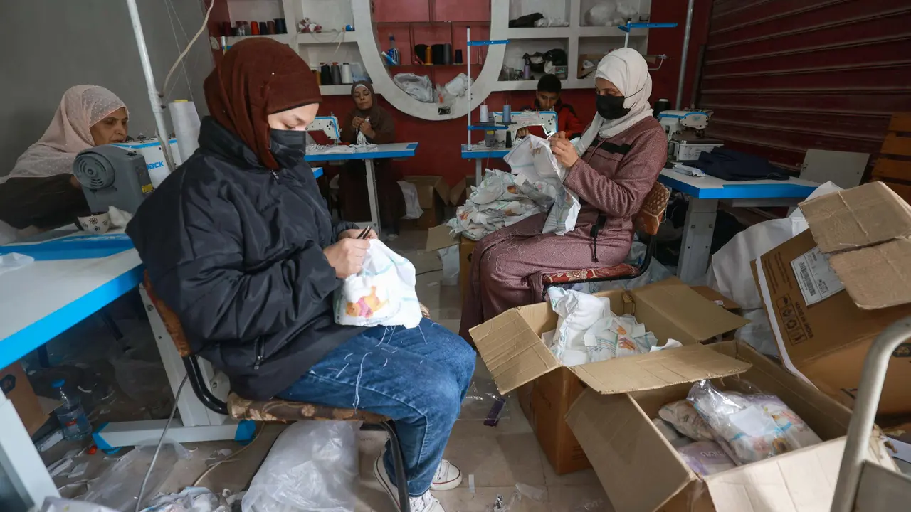 Perempuan Palestina Penuhi Kebutuhan Popok untuk Bayi dan Anak-Anak
