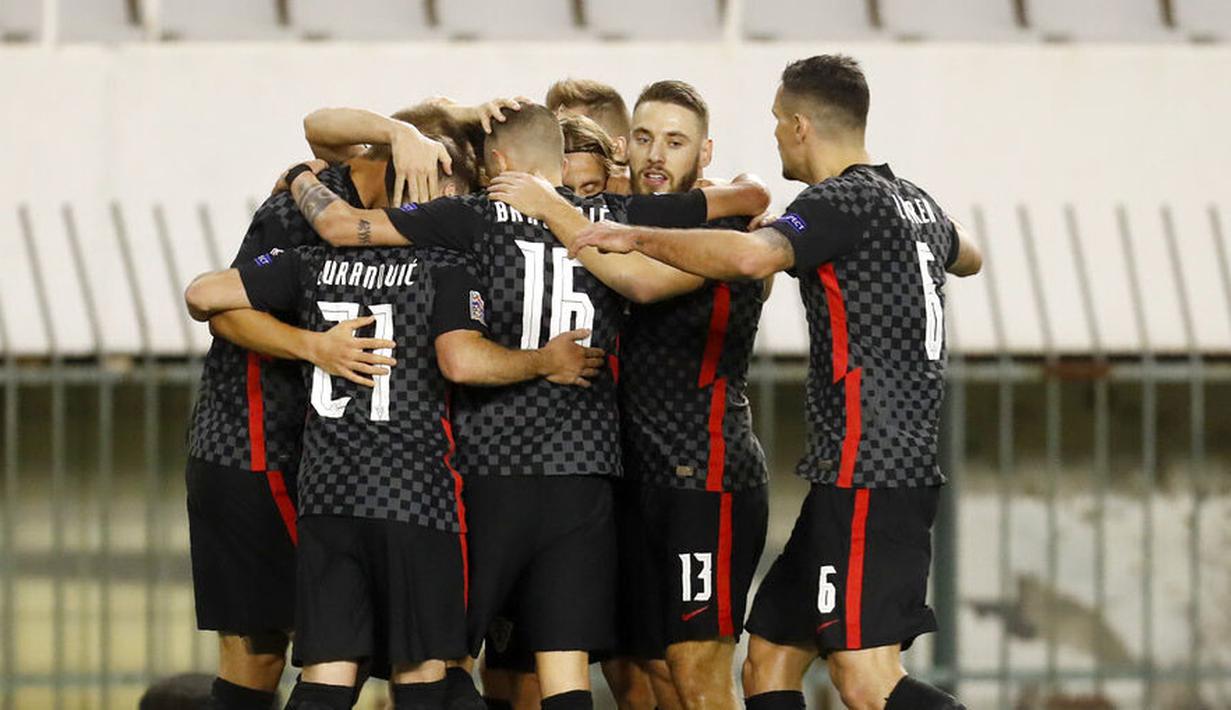 Para pemain Kroasia merayakan gol yang dicetak oleh Mateo Kovacic ke gawang Portugal pada laga UEFA Nations League di Stadion Poljud, Rabu (18/11/2020). Portugal menang dengan skor 3-2. (AP/Darko Bandic)