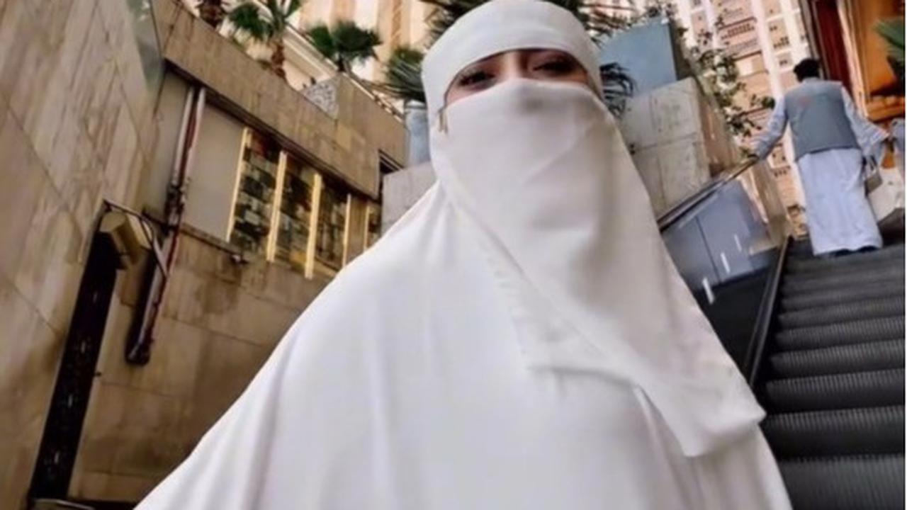 Meski Bercadar, Celine Evangelista Tetap Terlihat Cantik dan Anggun Pakai Gamis Putih saat Jalani Umrah Perdana
