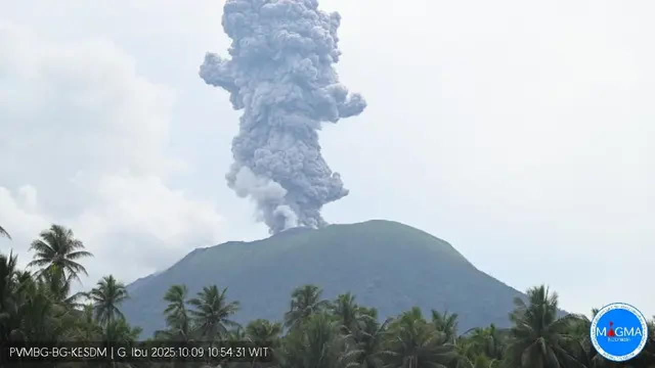Gunung Ibu Erupsi, Ketinggian Kolom Abu Capai 2.000 Meter Status Waspada