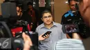 Bacil menjawab pertanyaan wartawan saat ditemui di kawasan Senayan, Jakarta, Kamis (21/7). Bacil enggan berkomentar tentang kabar yang beredar tentang pernikahan dirinya dengan Celine Evangelista. (Liputan6.com/Herman Zakharia)