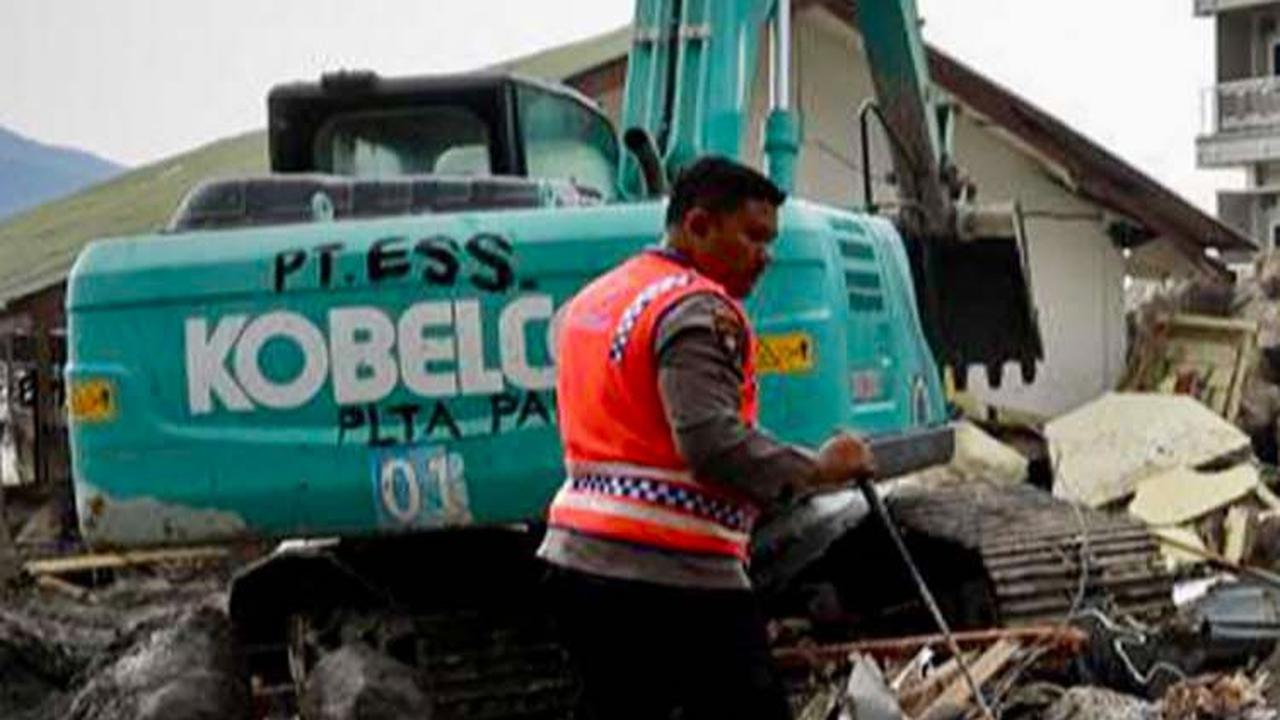 Seorang penyelamat mengatakan kepada AFP, sebanyak dua orang ditemukan dalam kondisi meninggal dunia, sedangkan 10 orang lainnya masih hilang. Handout/BNPB/AFP