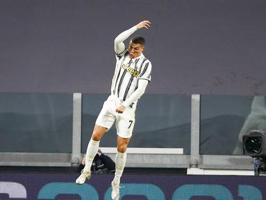 Striker Juventus, Cristiano Ronaldo, melakukan selebrasi usai mencetak gol ke gawang Cagliari pada laga Liga Italia di Stadion Allianz, Turin, Minggu (22/11/2020). Juventus menang dengan skor 2-0. (AP Photo/Antonio Calanni)