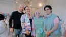 Terlihat pula kehadiran Melaney Ricardo bersama sang suami yang kompak menambahkan sentuhan hitam pada penampilan mereka. Untuk menambah keceriaan, Melaney pun mengenakan blazer full color sebagai luaran. [@aurelie.hermansyah].
