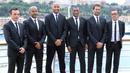 Legenda Prancis, Thierry Henry, foto bersama petinggi klub AS Monaco saat diperkenalkan sebagai pelatih baru di Monaco, Rabu (17/10). Dirinya menggantikan posisi yang ditinggalkan Leonardo Jardim. (AFP/Valery Hache)
