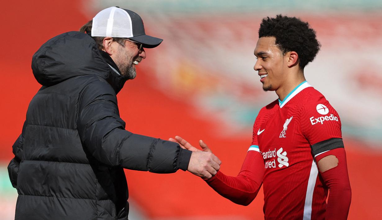 Sejak ditangani Jurgen Klopp, Trent Alexander-Arnold hampir tak tergantikan di posisinya sebagai seorang bek kanan. Jebolan akademi Liverpool itu tercatat telah tampil sebanyak 200 kali dengan menciptakan 12 gol dan 55 assist. Saat ini, ia berumur 25 tahun. (AFP/Pool/Clive Brunskill)