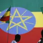 Warga melintas di depan replika raksasa bendera Ethiopia (AFP/Jose Cendon)