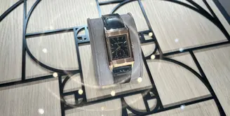 Pada tahun 1931, Jaeger-LeCoultre meluncurkan jam tangan apik yang dikenal dengan seri Reverso. Sebuah ekspresi gerakan Art Deco yang unik dan tak lekang oleh waktu, legenda Reverso dimulai di lapangan polo India tempat lahirnya gagasan tentang jam penunjuk waktu yang bisa dibalik. Dengan desainnya yang dapat dikenali dan pengerjaannya yang sempurna, produk ini langsung disukai oleh para trendsetter dari semua lapisan masyarakat, dan dengan cepat melampaui tujuan aslinya. [ Foto: Fimela.com]