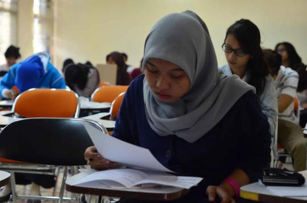Peserta SNMPTN mengerjakan soal ujian