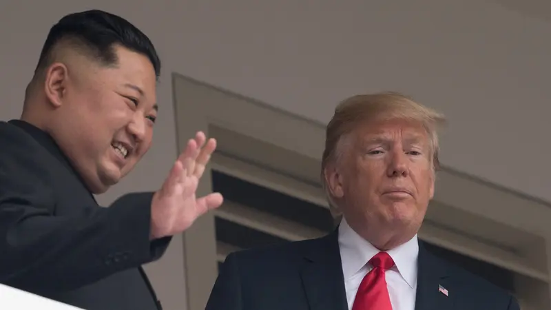 Lambaian Tangan Donald Trump dan Kim Jong-un dari Balkon Hotel Capella