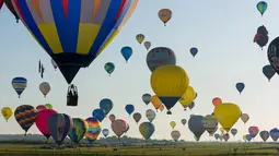 Ratusan balon udara terbang di pangkalan udara Chambley-Bussieres, Hagéville, Prancis, Senin (29/7/2019). Acara itu disebut sebagai salah satu festival balon udara terbesar di dunia. (Jean-Christophe VERHAEGEN/AFP)