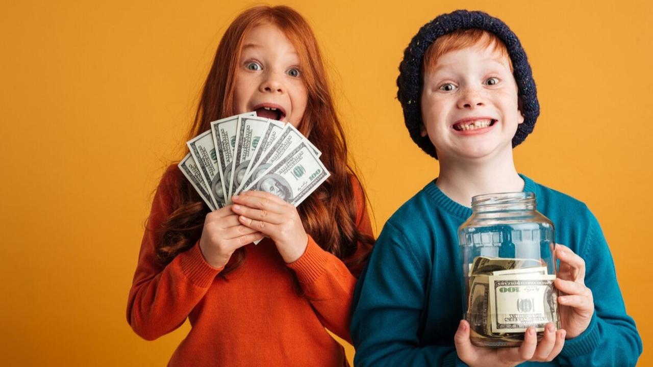 Nabung di Bank atau Investasi? Ini Cara Mengatur Uang THR Anak Sesuai Usianya
