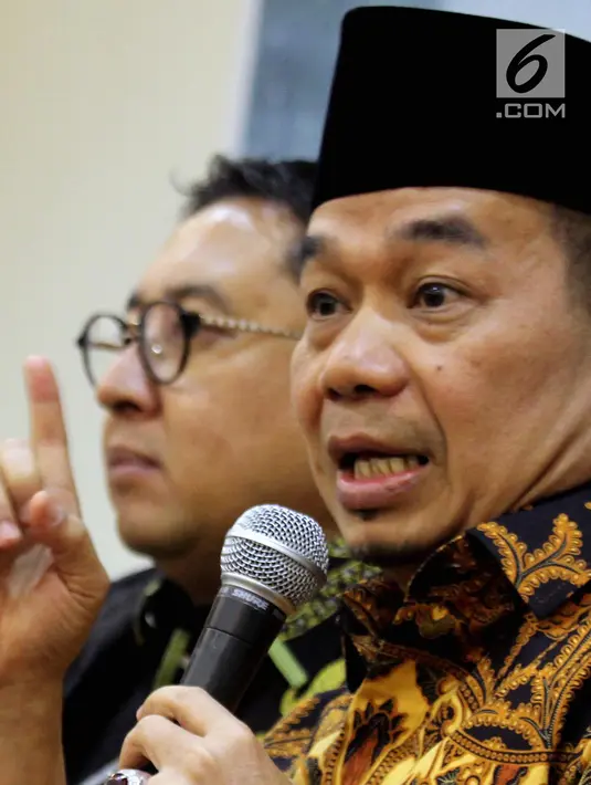 Ketua Fraksi PKS DPR Jazuli Juwaini saat konferensi pers, Jakarta, Senin (30/4). Jazuli Juwaini menandatangani usulan pembentukan Pansus Hak Angket TKA, menyusul maraknya isu soal ancaman serbuan TKA dan TKA ilegal ke Indonesia. (Liputan6.com/Johan Tallo)