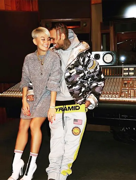 Masih belum diketahui apakah memang ada hubungan yang spesial di antara mereka, atau keduanya hanya akan melakukan kolaborasi. (instagram/agnezmo)