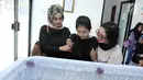 Putri kedua Yana Zein, Alika Pandora Salvine berada di dekat jenazah Yana Zein di rumah duka Fatmawati, Jakarta, Kamis (1/6). Yana Zein meninggal pada usai 44 tahun, seusai berjuang melawan kanker payudara stadium IV. (Liputan6.com/Herman Zakharia)