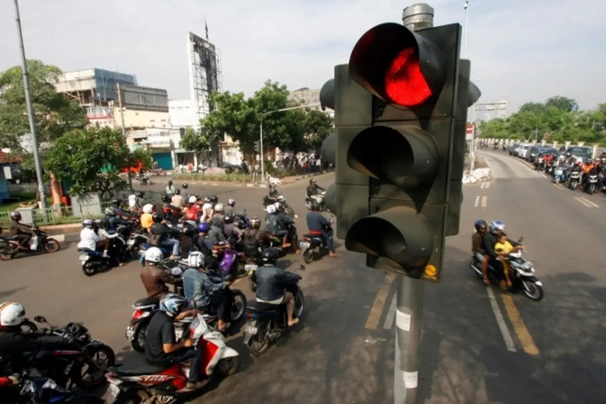 [Bintang] 5 Orang yang Biasanya Nyamperin Kalau Lagi Berenti di Lampu Merah