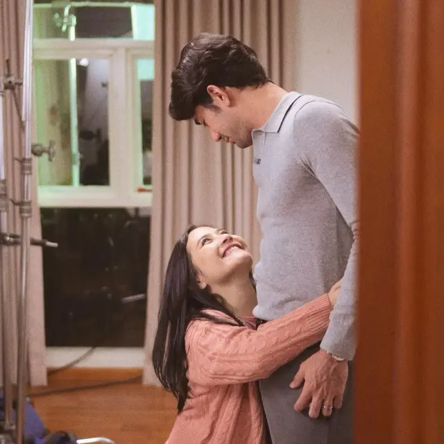 6 Potret Manis Prilly Latuconsina dan Reza Rahadian di Balik Layar Series Terbaru