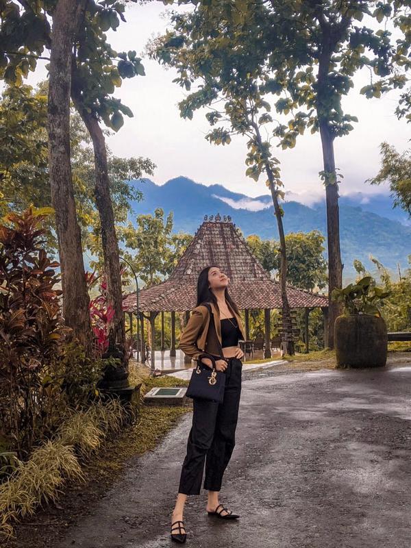 Potret Anya Geraldine Syuting di Magelang, Sekaligus Lepas Penat Sejenak. (Sumber: Instagram/anyageraldine)