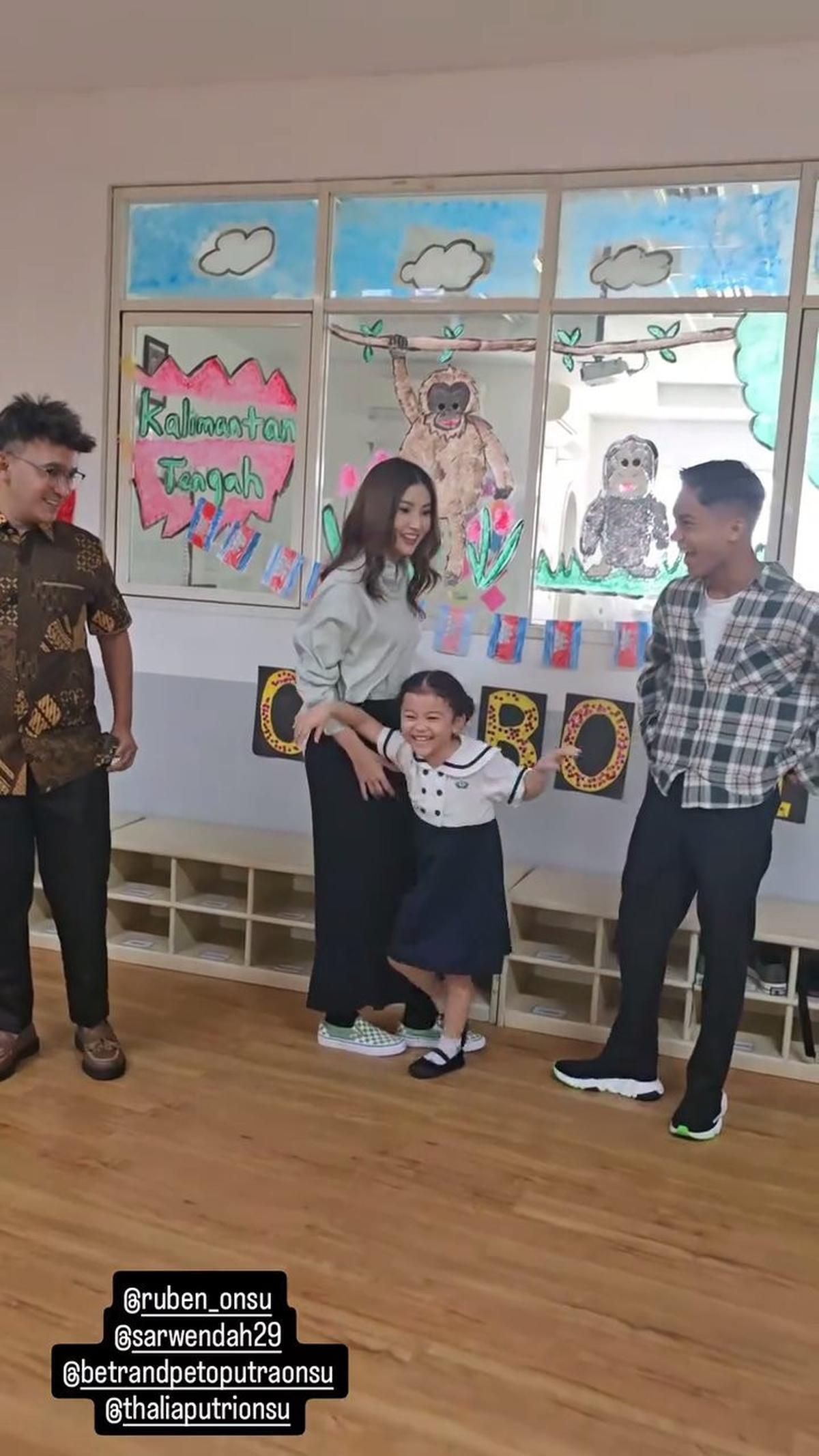 Sarwendah dan Ruben Onsu Terlihat Bersama di Kelulusan TK Anak, Foto Bareng Juga