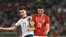 Pemain Austria, Florian Grillitsch (kanan) dan pemain Rusia saling berebut bola pada laga uji coba di Tivoli Stadium, Innsbruck, Austria, (30/5/2018). Austria menang atas Rusia 1-0. (AP/Kerstin Joensson)
