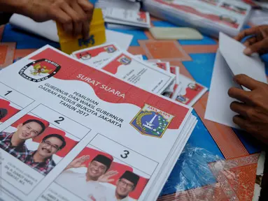 Sejumlah petugas menyelesaikan pekerjaan melipat surat suara Pilkada DKI Jakarta 2017 di Gudang Logistik KPU Jakarta Pusat, Senin (24/1). Saat ini ada 154 dus berisi surat suara tersimpan di gudang logistik KPU Jakarta Pusat. (Liputan6.com/Gempur M Surya)