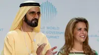 Sheikh Mohammed bin Rashid al-Maktoum, Wakil Presiden dan Perdana Menteri Uni Emirat Arab sekaligus penguasa Dubai, dan Putri Haya binti  Al-Hussein tampil bersama pada 2018 sebelum bercerai. (dok. KARIM SAHIB / AFP)