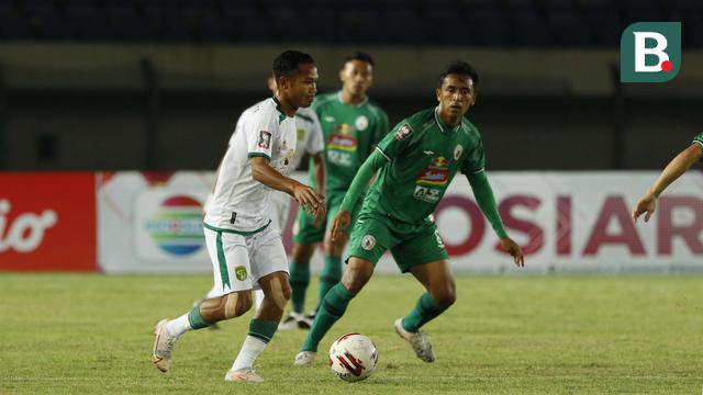 FOTO: Aksi Wonderkid Persebaya Bermain Bersama Kakaknya saat Melawan PS Sleman di Piala Menpora 2021