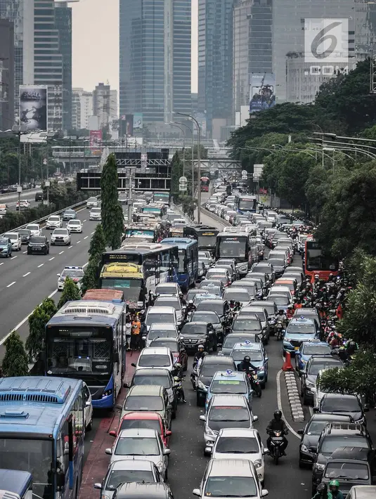 Kendaraan roda dua dan empat tampak terjebak macet panjang di kawasan Jalan Gatot Subroto, Jakarta, Minggu (9/12). Kemacetan tersebut diakibatkan oleh ribuan suporter yang ingin menunju ke Stadion Gelora Bung Karno. (Liputan6.com/Faizal Fanani)
