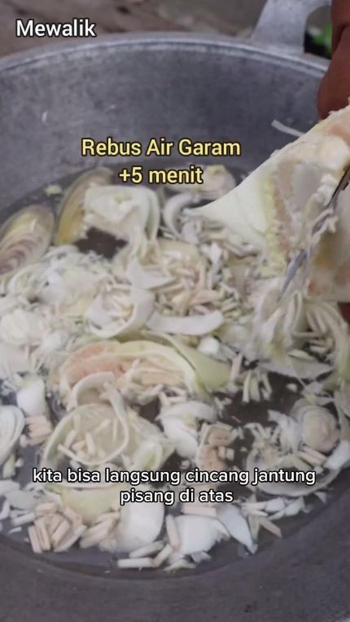 Langsung Potong Jantung Pisang di Atas Rebusan