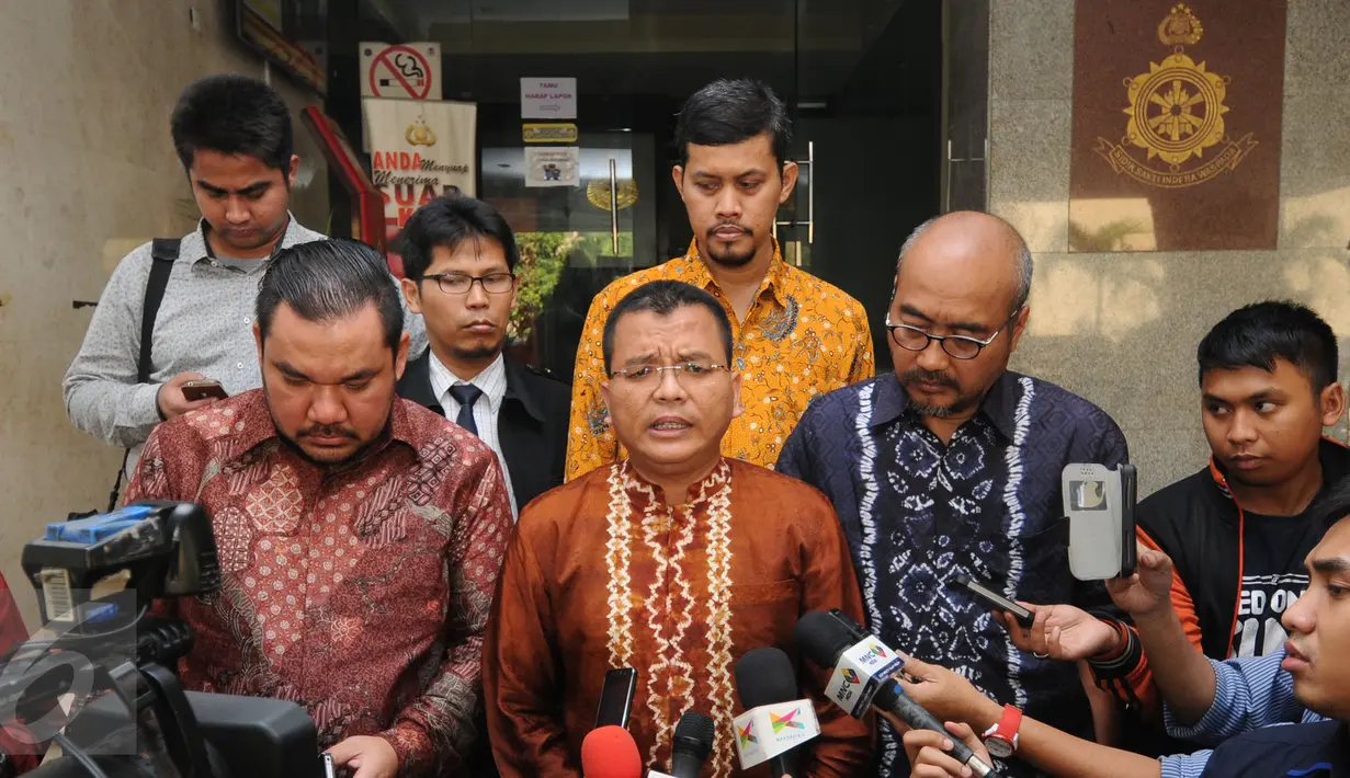 Mantan Wakil Menteri Hukum dan HAM, Denny Indrayana (tengah) memberikan pernyataan usai mengajukan nama saksi kepada penyidik di gedung Bareskrim Mabes Polri Jakarta, Senin (5/10/2015). (Liputan6.com/Helmi Fithriansyah)