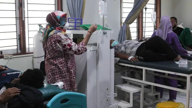 Perawatan warga yang jadi korban keracunan olahan daging kurban di Surabaya. (Dian Kurniawan/liputan6.com)
