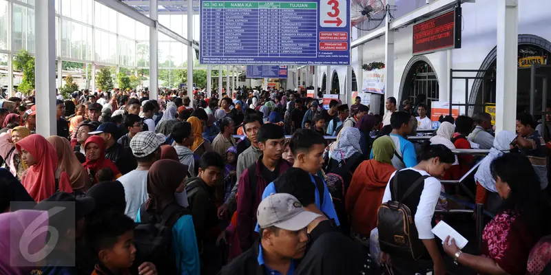 20160102-Akhir Masa Liburan, Ribuan Orang Mulai Serbu Stasiun Senen-Jakarta