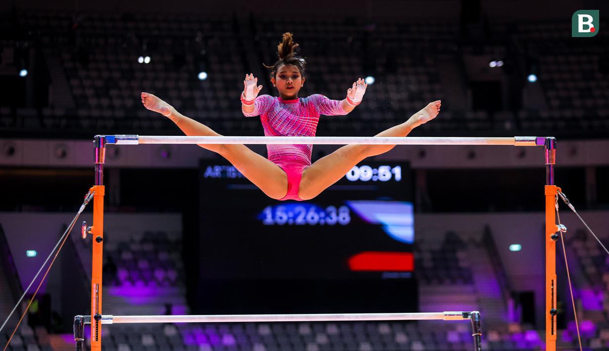 <p>Pesenam putri Indonesia, Alarice Mallica Prakoso melakukan podium training nomor palang bertingkat jelang Kejuaraan Dunia Gimnastik 2025 di Indonesia Arena, Senayan, Jakarta, Sabtu (18/10/2025). (Bola.com/Bagaskara Lazuardi)</p>
