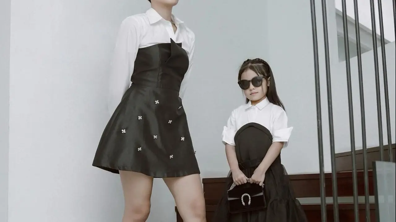 Outfit menggemaskan Anissa Aziza dan sang Putri yang terlihat Serasi