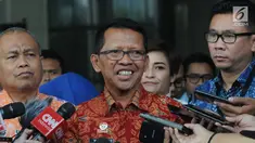 Direktur Pelayanan Tahanan dan Pengelolaan Benda Sitaan dan Barang Rampasan Negara Kemenkumham, Heni Yuwono didampinggi pegawai KPK memberikan keterangan usai melakukan kunjungan ke rutan KPK di Gedung KPK, Jakarta, Kamis (20/6/2019). (merdeka.com/Dwi Narwoko)