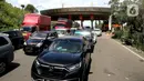 <p>Sejumlah kendaraan terjebak kemacetan saat pemberlakuan sistem buka tutup jalan menuju Pelabuhan Merak, Cilegon, Banten, Jumat (29/4/2022). Sistem buka tutup tersebut membuat kemacetan panjang hingga ke dalam Tol Tangerang-Merak. (Liputan6.com/Angga Yuniar)</p>