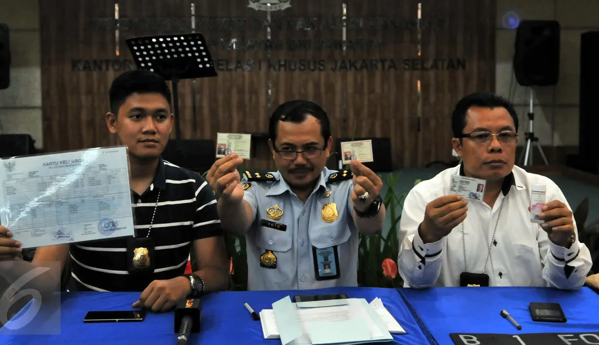 Petugas imigrasi beserta Kepolisian Polres Jaksel menunjukan barang bukti dokumen palsu saat rilis penangkapan WN Asing di Kantor Imigrasi, Jakarta, Kamis (21/1/2016. (Liputan6.com/Yoppy Renato)
