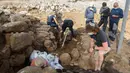 Para arkeolog bekerja di bangunan berbenteng berusia 3.000 tahun di Dataran Tinggi Golan yang diduduki Israel pada 11 November 2020. Otoritas Kepurbakalaan Israel mengatakan tim arkeolog Israel telah menemukan sebuah bangunan berbenteng berusia 3.000 tahun. (Xinhua/JINI/Ayal Margolin)