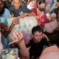 Ratusan warga menyambut kedatangan Pegi Setiawan di Blok Simaja, Desa Kepompongan, Kecamatan Talun, Kabupaten Cirebon usai diputus bebas. (Liputan6.com/ Panji Prayitno)