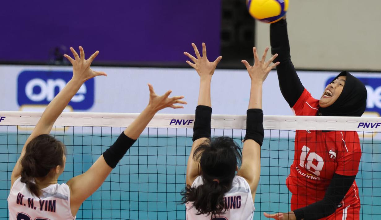 Pemain Timnas Voli putri Indonesia, Putri Agustin (kanan) melepaskan spike yang berusaha diblok dua pemain Hong Kong, Fung Tsz Yan (tengah) dan Yim Wing Ni pada laga Grup B AVC Challenge Cup 2024 di Rizal Memorial Coliseum, Manila, Filipina, Kamis (23/5/2024) pagi. Indonesia kalah 0-3 (22-25, 24-26, 19-25). (Asian Volleyball Confederation)