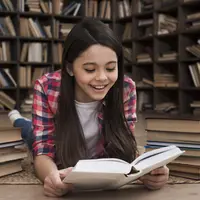 Apabila anak sudah dikenalkan dengan buku sejak kecil, maka ketertarikan mereka akan membaca akan berlanjut hingga dewasa. (Foto: Freepik/freepik)