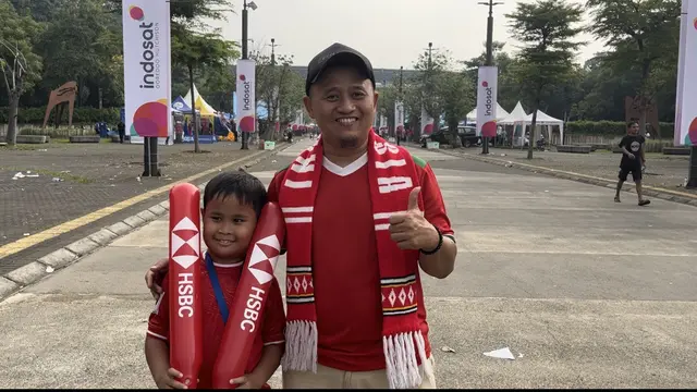 Pendukung Timnas Indonesia mulai memadati kompleks Stadion Utama Gelora Bung Karno (GBK) Jakarta, Kamis (5/6) (Liputan6.com/Muhammad Radityo Priyasmoro)